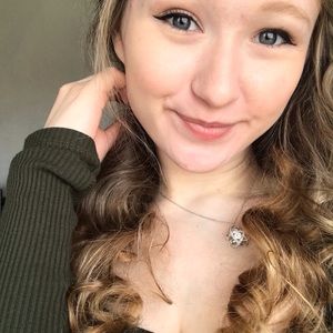 Meet your Posher, Caitlin